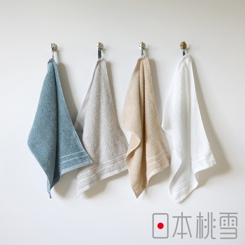 四條不同顏色的薄手掛耳迷你毛巾，包含淺藍、米白、淺棕和白色，皆為柔軟的毛巾材質，掛在牆壁的鉤子上。