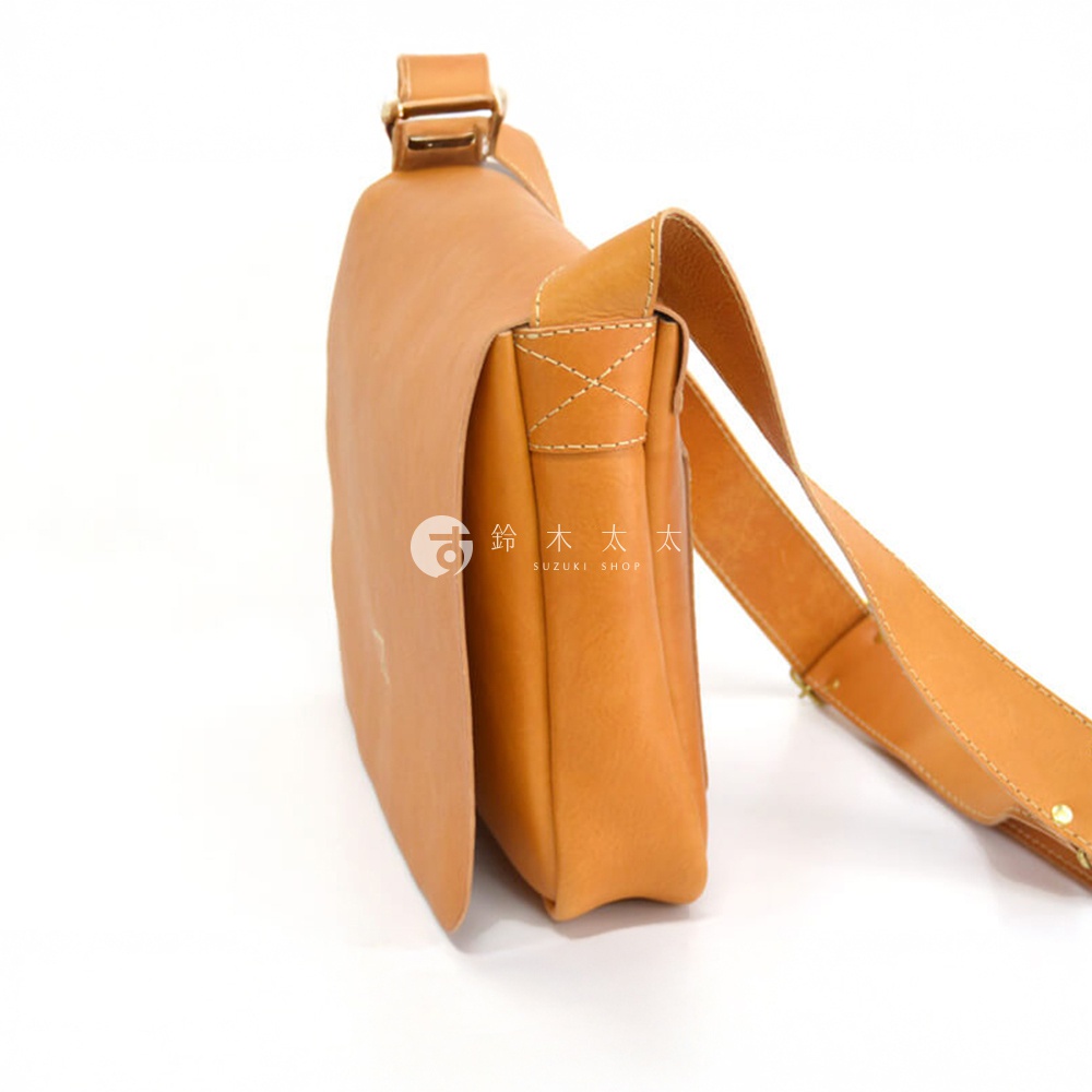 日本HERZ職人手作皮革軟皮橫式斜背包 CK-94，近乎單色的原色皮革，搭配精緻的縫線細節，展現職人手工的質感。