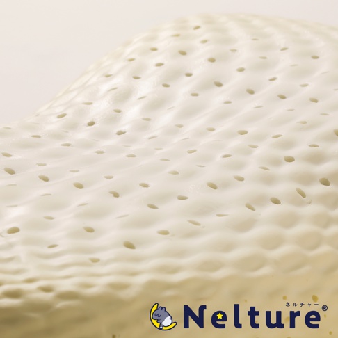 NELUD 完美釋壓Q彈棉花糖枕，呈現乳白色，表面佈滿規律的小圓孔，材質呈現柔軟Q彈的質感。