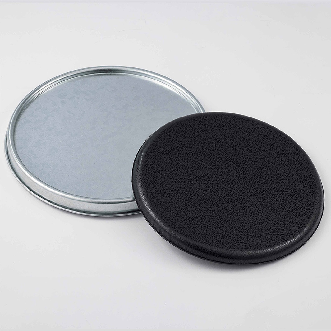 手工製凳子儲物桶-L 的銀色金屬蓋和黑色皮革坐墊，並排放在一起。