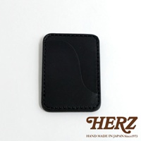 黑色皮革名片夾，有著精緻的縫線，右側有一個曲線開口，下方印有HERZ字樣和HAND MADE IN JAPAN Since1973。