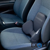 黑色汽車用背墊，採用符合人體工學的設計，提供腰部支撐，材質看起來是柔軟的記憶棉或泡棉，表面覆蓋織物。