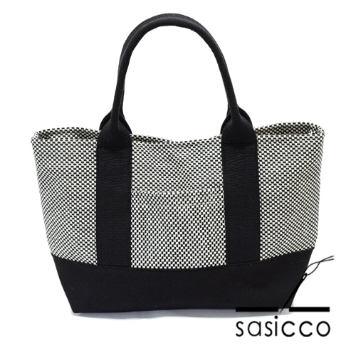 黑白格紋刺子織迷你托特包，搭配黑色提把與底部，整體簡約且耐用。