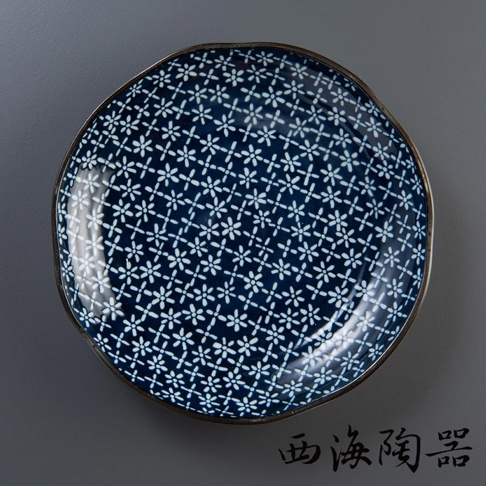 深藍色陶瓷圓盤，表面佈滿白色小花圖案，邊緣飾有細膩的銀色線條，呈現日式美濃燒風格。