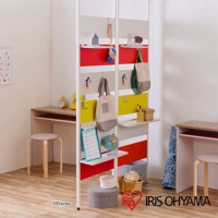 迪士尼系列頂天立地木質收納架，白色框架，附有多個層板及掛勾，上面飾有米奇圖案，並以紅、黃、灰條紋點綴。