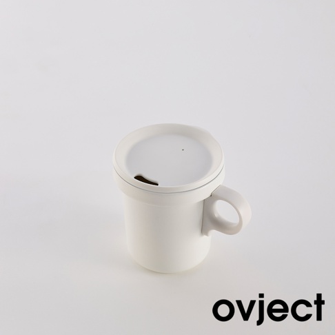 白色琺瑯馬克杯，附有可開合的白色杯蓋，杯蓋上有飲用孔，杯身一側有圓形把手。