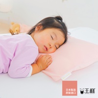粉紅色兒童枕頭，柔軟材質，適合嬰幼兒睡眠，枕頭上印有品牌標誌。