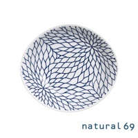 一個白色陶瓷盤，盤面飾有藍色網狀花紋，花紋從盤子中心向外輻射，呈現出花瓣般的層疊感。