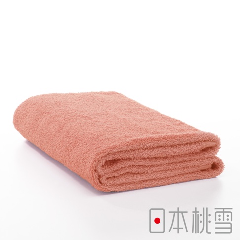 一件折疊的飯店浴巾，呈現柔和的珊瑚橘色，材質應為棉質，觸感蓬鬆。