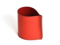 橘紅色皮革製成的職人手作分隔筆筒，具有圓弧開口，側面以縫線工藝拼接，整體呈現簡約風格。