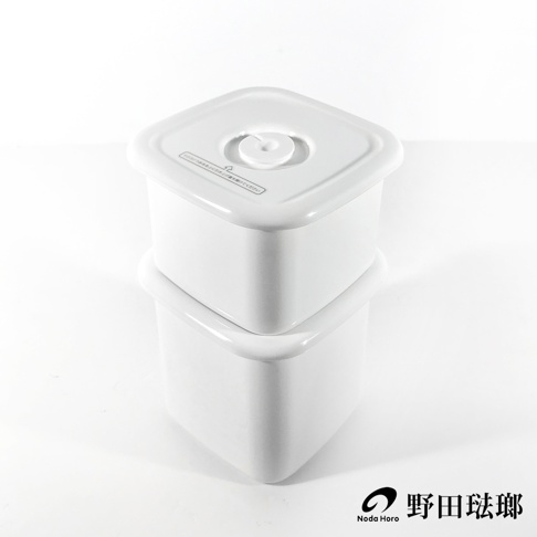 兩個白色方形琺瑯保存容器堆疊，上方容器頂部有白色密封蓋，印有日文說明。