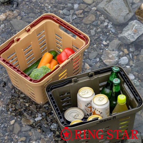 兩個 Starke-R 超級迷你籃，一個為卡其色，內有蔬菜（紅椒、櫛瓜、胡蘿蔔、花椰菜）；另一個為軍綠色，內有罐裝飲料和瓶裝飲料。兩款籃子皆為塑膠材質，有通風孔設計和紅色提把，擺放在布滿石塊的溪水中。