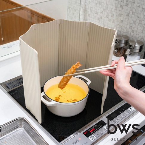 bws SELECTION 廚房IH專用防油污六片式摺疊隔板，正在烹調油炸食物，將炸好的蝦子夾起。