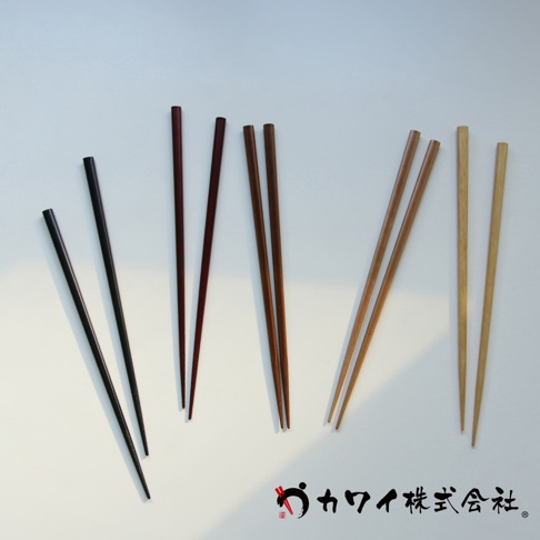 五雙不同顏色（黑、深紅、棕、淺棕、原木色）的木質筷子，長度約 22.5 公分，呈扇形排列於白色背景上。