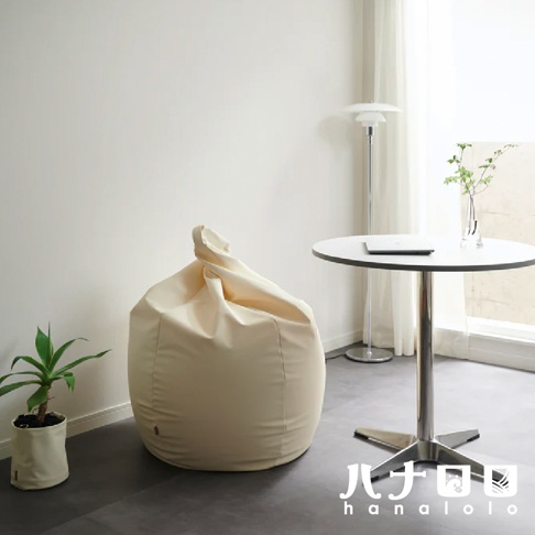 米白色皮革款玉子式懶骨頭沙發，柔軟圓潤的造型，搭配簡約的室內佈置。