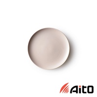 CouLeur 美濃燒簡約素雅質感圓餐盤，呈現淡雅的米色調，帶有細緻的霧面質感，盤緣處有金色細邊點綴。