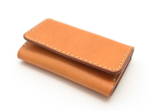 職人手作皮革經典名片收納夾，腰帶版，淺棕色牛皮材質，手工縫線，簡約設計。