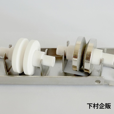 ESSYO越匠系列可拆式不鏽鋼雙滾輪磨刀器，包含白色陶瓷磨輪和銀色鑽石磨輪，安裝於不鏽鋼支架上，產品細節清晰可見。