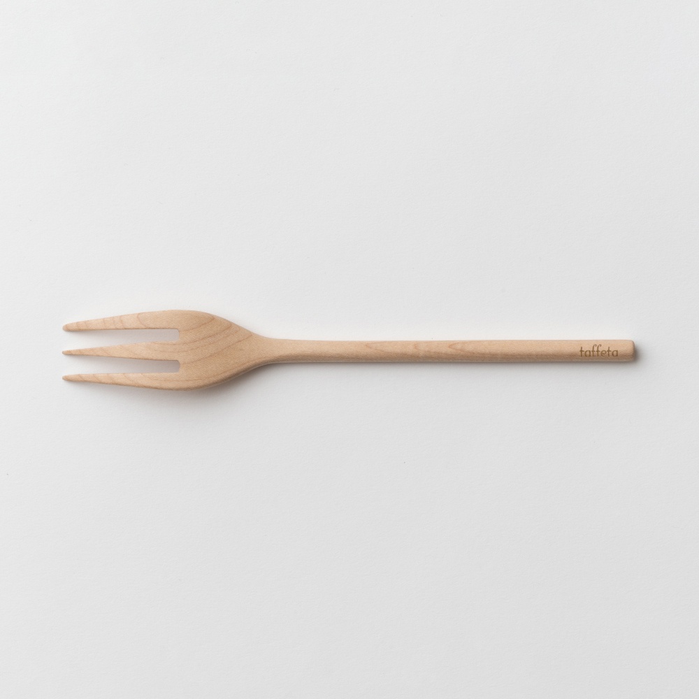 淺色楓木製三叉餐叉，餐叉頭部有三根圓潤的叉齒，手柄光滑，末端有「taffeta」品牌標誌。