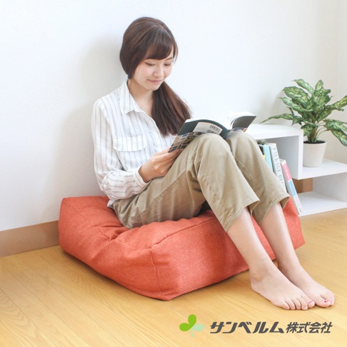 一個橘紅色的多用途棉被收納袋，材質為織布，底部有防滑設計，可容納棉被、衣物等物品，方便收納整理。