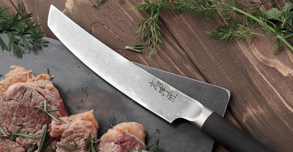 日式大馬士革紋路牛排刀，搭配木柄，精緻鋒利，適合切牛排，附有中文刻字。