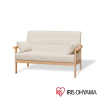 實木雙人布沙發，米白色布面，木質框架，附兩個方形靠枕。