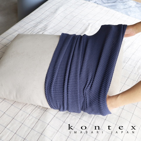 深藍色今治萬用彈性枕套，柔軟針織材質，覆蓋在淺色枕頭上，展現其彈性和服貼性。