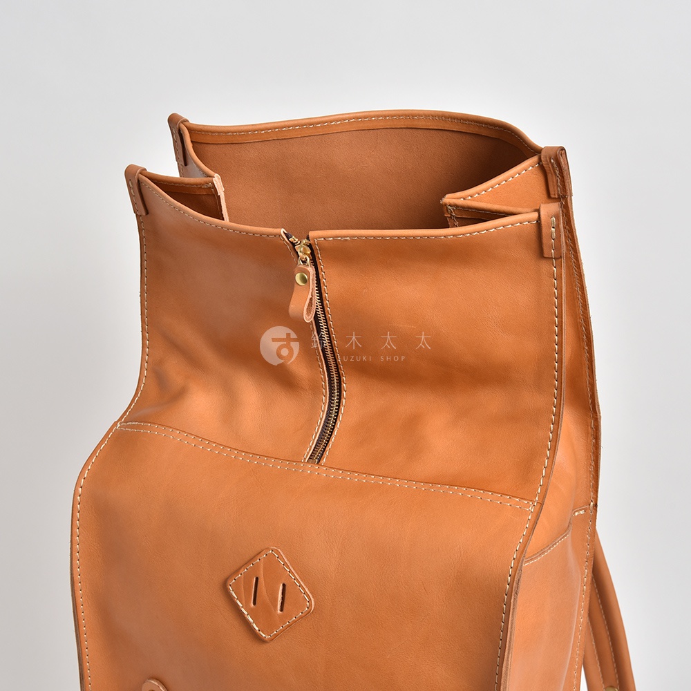 職人手作皮革露營登山用大容量後背包 R-19，淺棕色，皮革材質，拉鍊開口設計，簡約風格。