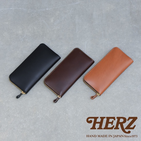 職人手作皮革Organ拉鍊長夾，共展示黑色、咖啡色、棕色三款。皮夾採用拉鍊開合設計，搭配皮革拉環，質感溫潤。