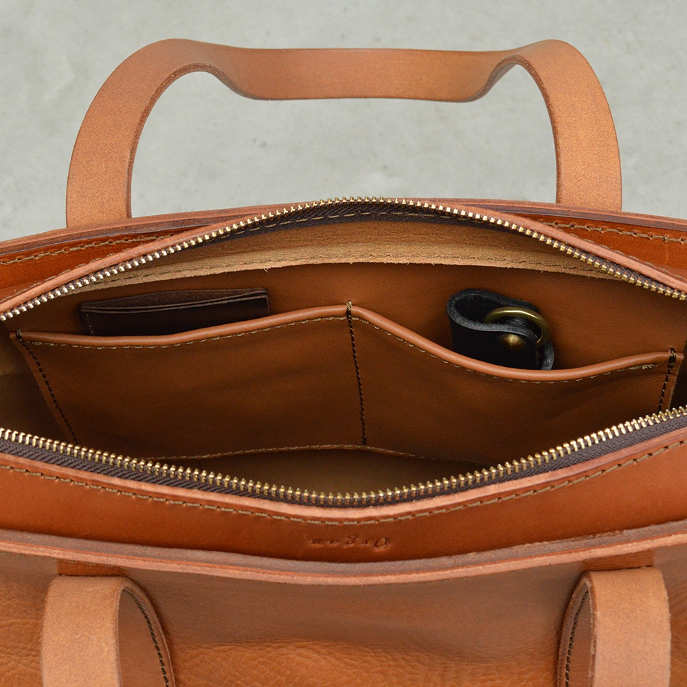 職人手作皮革Organ肩背拉鍊托特包，棕色皮革，內部有拉鍊隔層、卡槽及鑰匙圈。