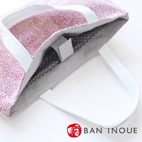 BAN INOUE 蚊帳棉裂織手提袋，特寫袋口處的灰白色格紋內襯和白色皮革提把