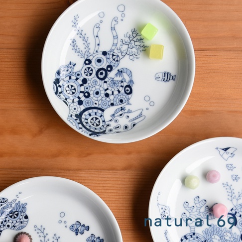 陶瓷小碟子，白色盤身印有藍色海洋生物圖案，包括章魚、魚和珊瑚。盤中放有黃綠色和淺綠色的方糖。