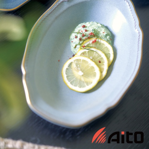 Aito Stitch 美濃燒金彩浮雕橢圓深盤，盤中盛有綠色醬料、紅椒粒和三片檸檬切片。