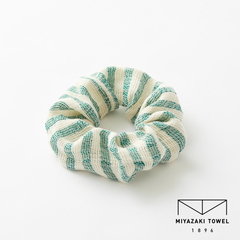 今治有機匹馬棉雙色彈力髮圈，米白色織帶上織有細緻的綠色條紋，材質柔軟有彈性。