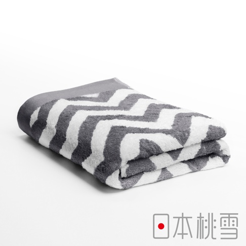 折疊的今治北歐浴巾，採用灰色與白色交織的鋸齒圖案，柔軟的棉質材質。