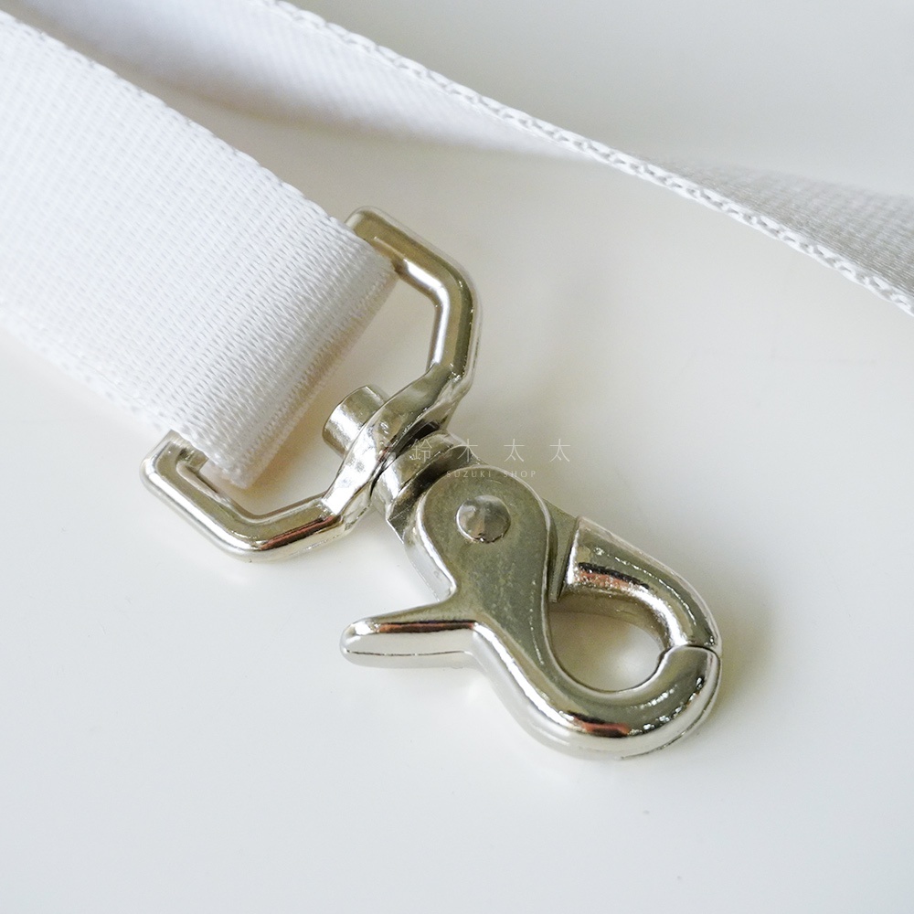 金屬鉤扣連接白色織帶，帶有品牌日文文字標誌
