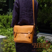 日本HERZ職人手作皮革雙扣旅行郵差包，寬28x高26x厚13公分，採用Latigo軟皮革製作，附品牌標誌。