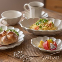 六魯粉引花型橢圓料理盤，18公分，淡雅白，呈現六瓣花型邊緣，盤中盛有香噴噴的義大利麵，旁邊還有咖啡杯與裝有水果的盤子，整體佈置溫馨。