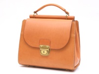 淺棕色皮革製成的手提包，帶有翻蓋和金色金屬鎖扣，頂部有提把。