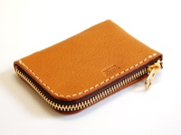 職人手作皮革L型拉鍊軟皮卡片收納夾，淺棕色皮革，壓有品牌Logo，搭配咖啡色拉鍊和米色縫線。