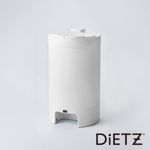 簡約白色圓柱形自動感應靜音垃圾桶，頂部有可開合的圓形蓋子，底部有金屬質感的支架和電源開關，整體材質為塑膠。
