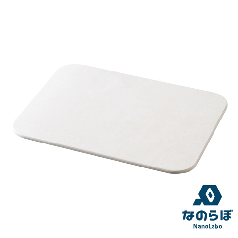 淺色珪藻土地墊，具有圓潤的邊角，表面呈現細緻的紋理。