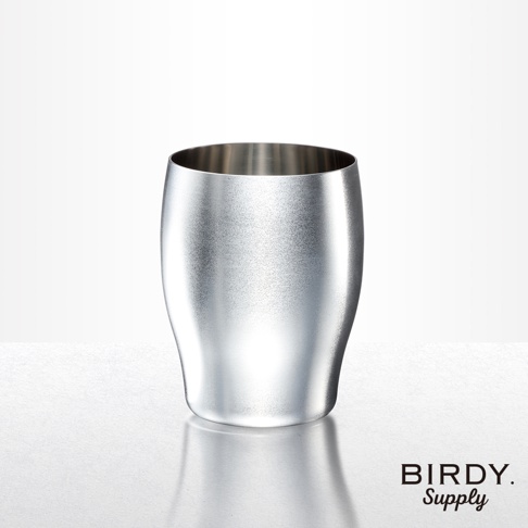 銀色不鏽鋼啤酒氣泡杯，杯身呈現霧面質感，底部略寬，向上收窄，呈現優雅的曲線。