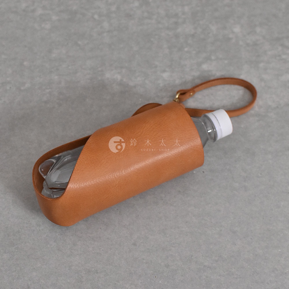 職人手作皮革Organ水壺套，採用淺棕色皮革製成，設計簡約，可收納瓶裝水和眼鏡。