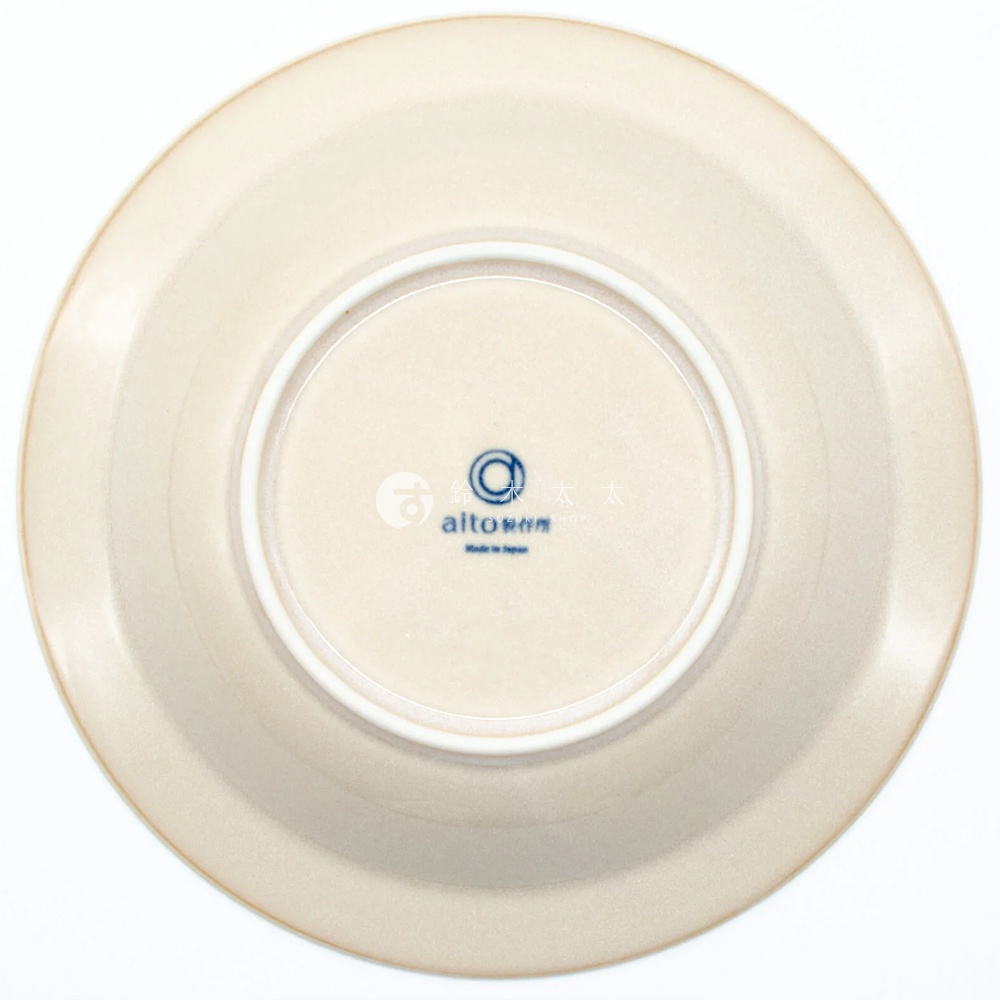 米色美濃燒深盤，盤底中央有藍色品牌標誌與「Made in Japan」字樣，盤緣有輕微漸層色澤。