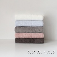 堆疊的五條今治毛巾，顏色從上到下分別為白色、淺藍色、灰色、粉紅色和深棕色，毛巾質地蓬鬆柔軟。