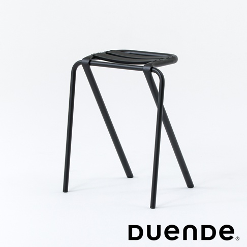 黑色金屬吧檯椅，椅面為弧形設計，由多條金屬條彎曲而成，椅腳為斜向支撐結構，整體風格簡約現代。