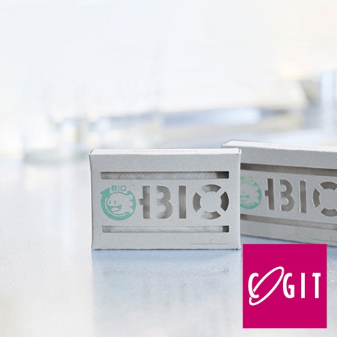 COGIT 品牌標誌旁，兩個印有 BIO 標誌和可愛卡通圖案的除臭防霉貼片盒，置於淺色桌面。