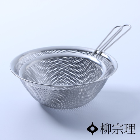 兩個不鏽鋼單柄漏杓，一個較大，一個較小，疊放在一起，皆為銀色金屬網狀材質，帶有兩個細長的把手。