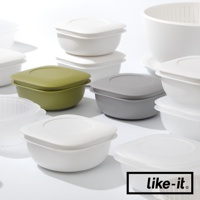 簡約雙層蒸氣循環保鮮盒，呈現多個白色、橄欖綠及灰色方形保鮮盒，部分帶有透明濾網內層。